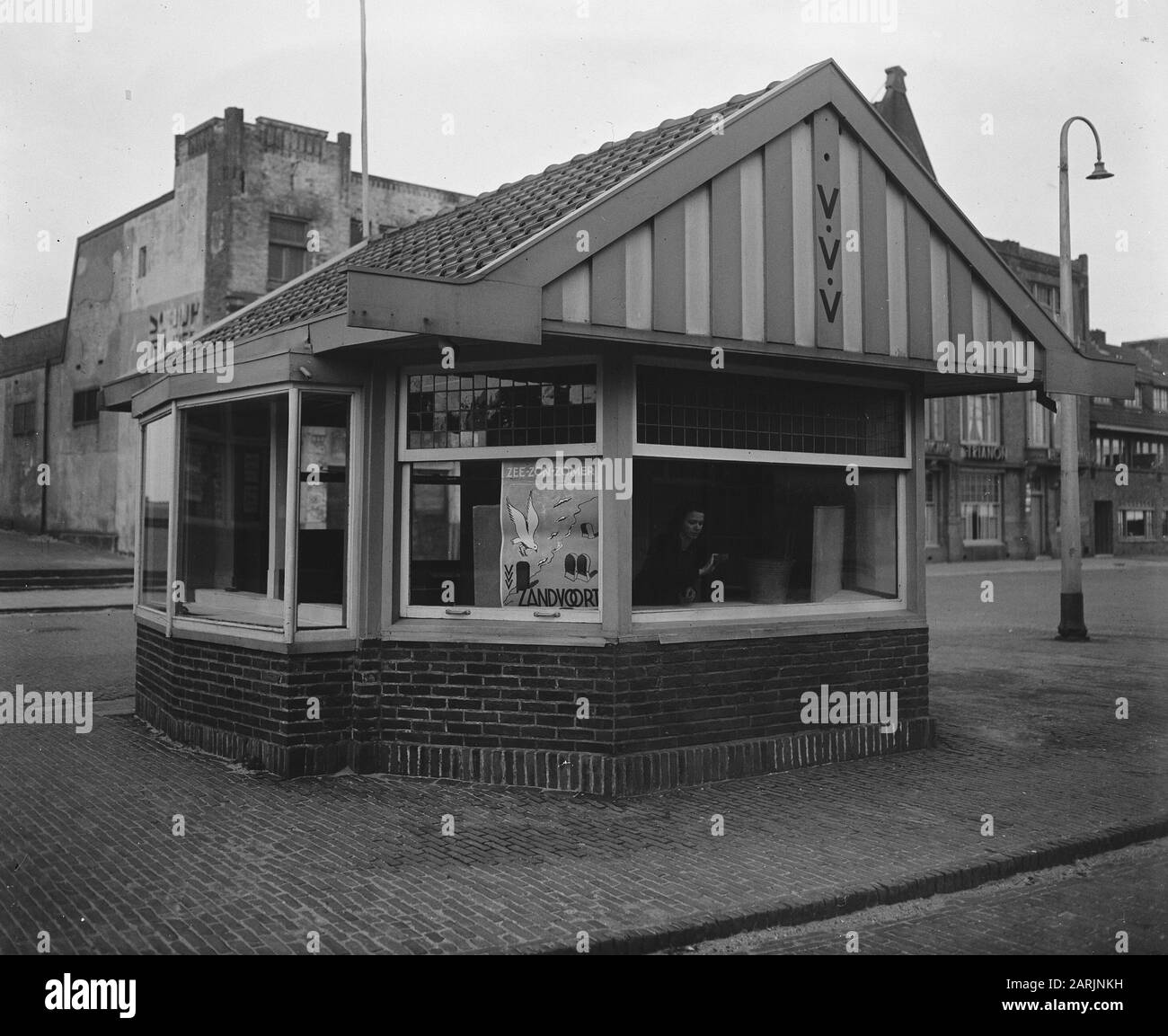 Zandvoort est en préparation. La maison d'informations touristiques officielle sur la Stationsplein à Zandvoort. Annotation: Le Touring Zandvoort était à l'époque appelé Touring Zandvoort. Date: 23 Février 1948 Lieu: Noord-Holland, Zandvoort Mots Clés: Kiosques, Tourisme Banque D'Images
