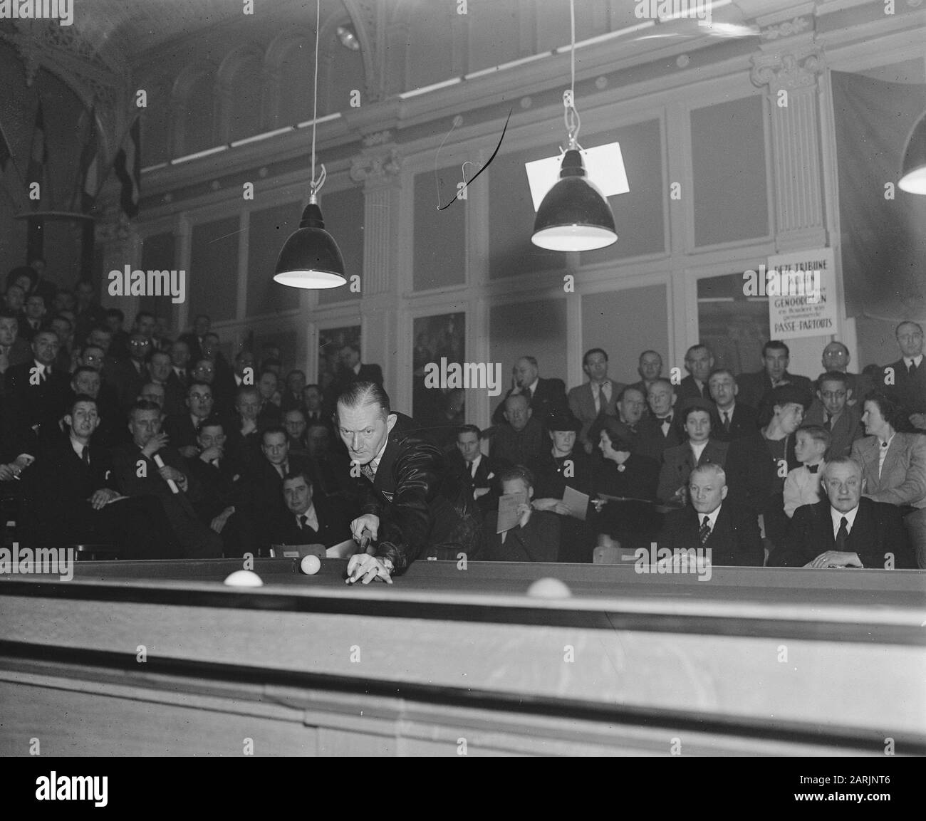 Billard de championnat européen cadie-45. Piet van de P Hit C. de Ruyter Date: 26 février 1948 mots clés: BILARTEN, CHAMPIONSHELS Nom personnel: C. de Ruyter Banque D'Images
