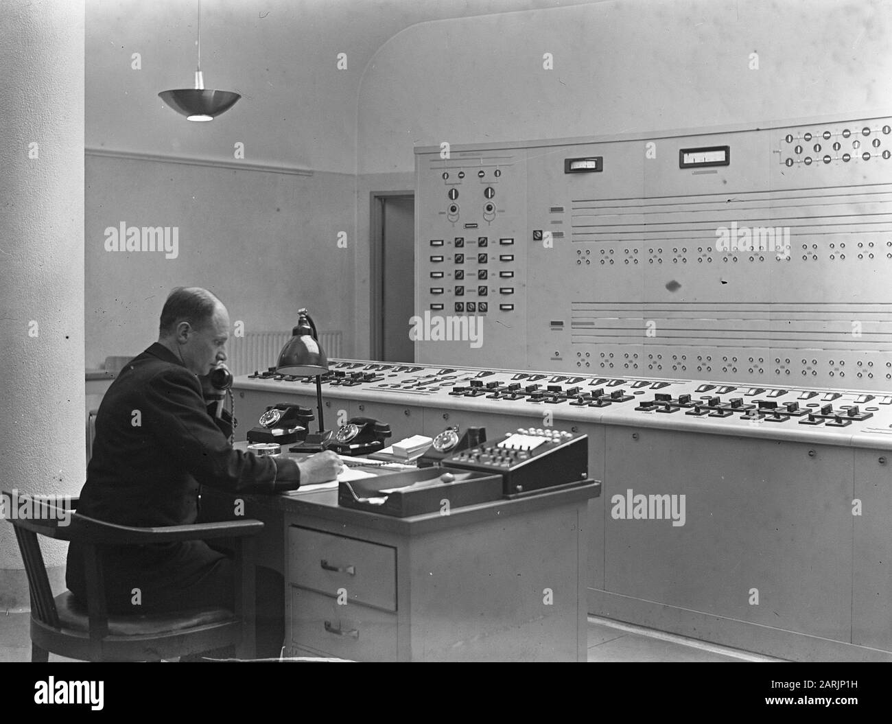 The in werdige van de Maastunnel Date: 18 January 1946 mots clés: Panneaux de contrôle, hommes, tunnels Nom de l'institution: Maastunnel Banque D'Images