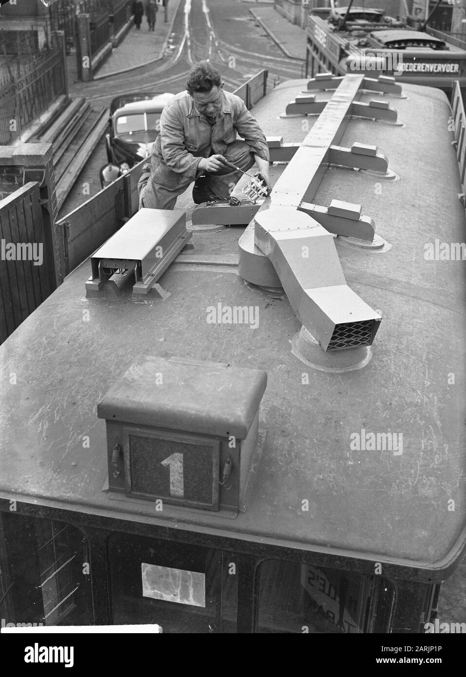 Tram Rotterdam [mécanicien travaillant sur le toit du tram] Date : 19 décembre 1945 lieu : Rotterdam, Zuid-Holland mots clés : tramways Banque D'Images