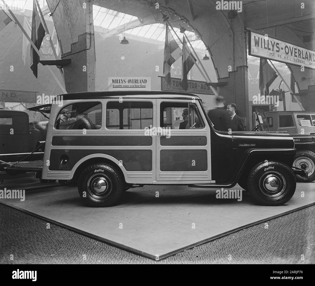 Exposition RAI. Willys Jeep Station Wagon Date: 2 May 1948 lieu: Amsterdam, Noord-Holland mots clés: Voitures, expositions de voitures Nom de l'établissement: RAI Banque D'Images