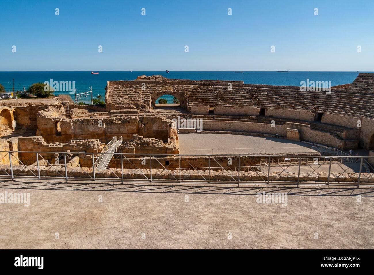 L'amphithéâtre romain de Tarragone avec la mer Méditerranée en arrière-plan. Banque D'Images