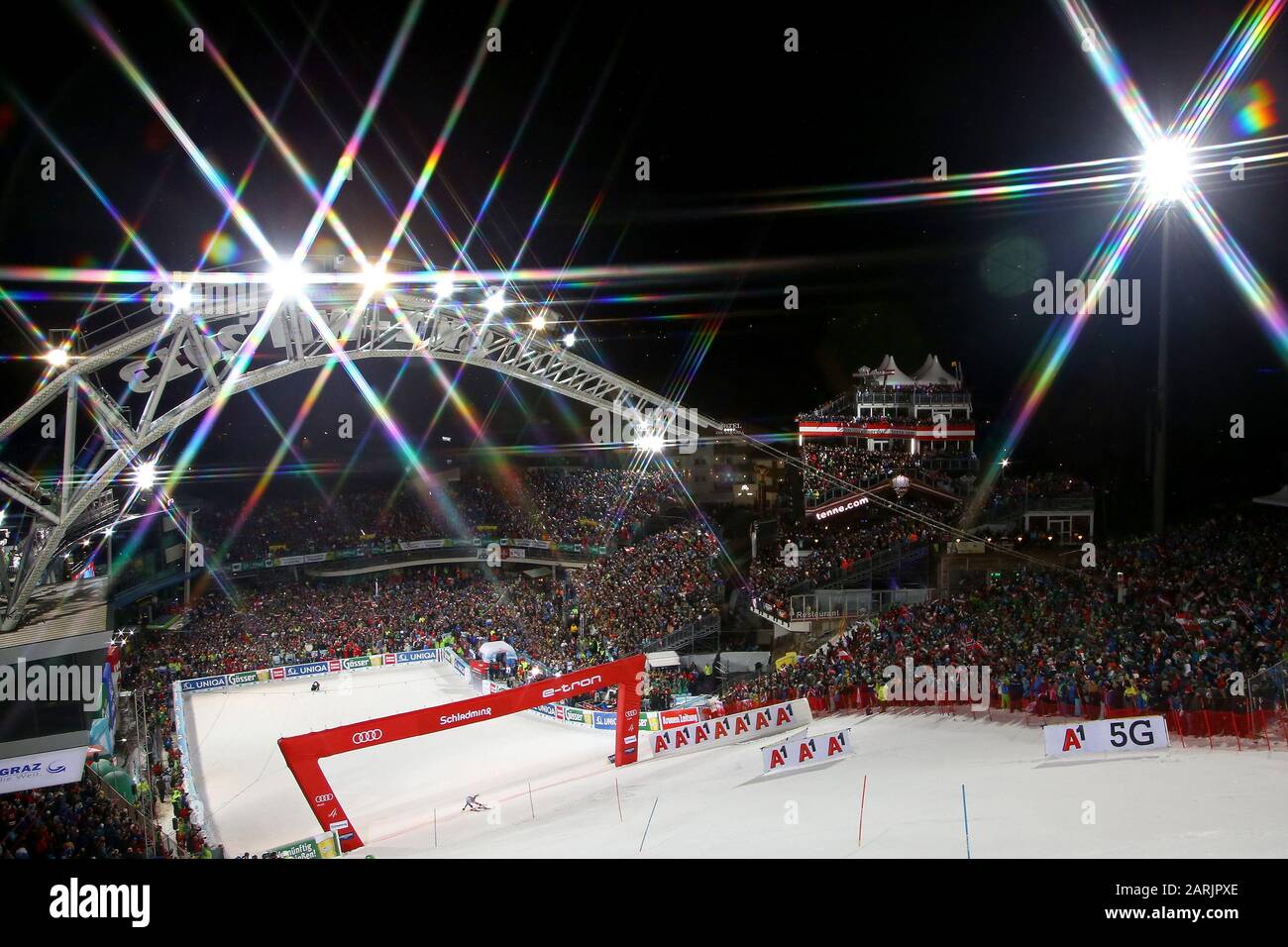 Henrik Kristoffersen, vainqueur de la course, franchit la ligne d'arrivée en général. (Note des éditeurs un filtre Star a été installé sur l'objectif pour créer cet effet) lors de la course Audi FIS Alpine ski World Cup Slalom le 28 janvier 2020 à Schladming, Autriche. Banque D'Images