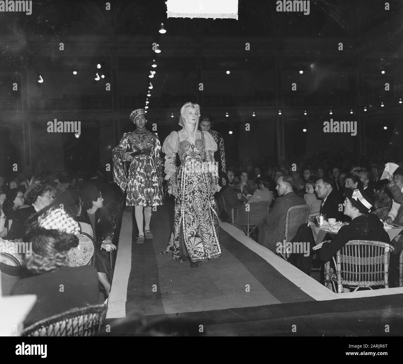 Bijoux et défilé de mode au Kurhaus Date: 28 septembre 1948 mots clés: Mode, défilés de mode Nom de l'établissement: Kurhaus Banque D'Images