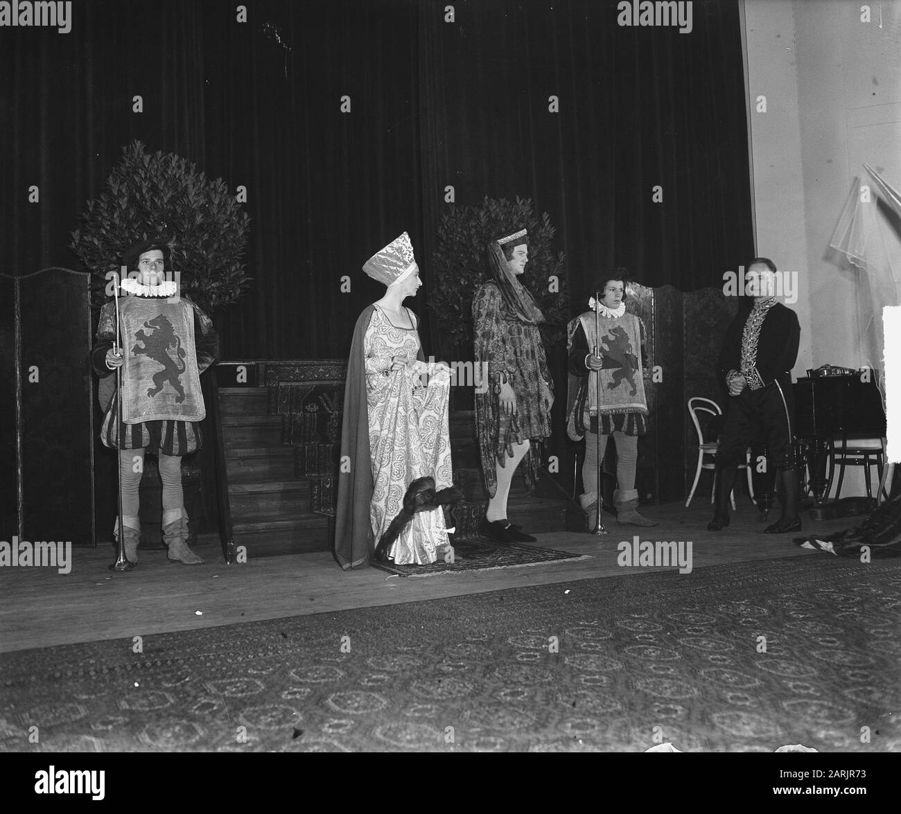 Bijoux et défilé de mode au Kurhaus Date: 28 septembre 1948 mots clés: Mode, défilés de mode Nom de l'établissement: Kurhaus Banque D'Images