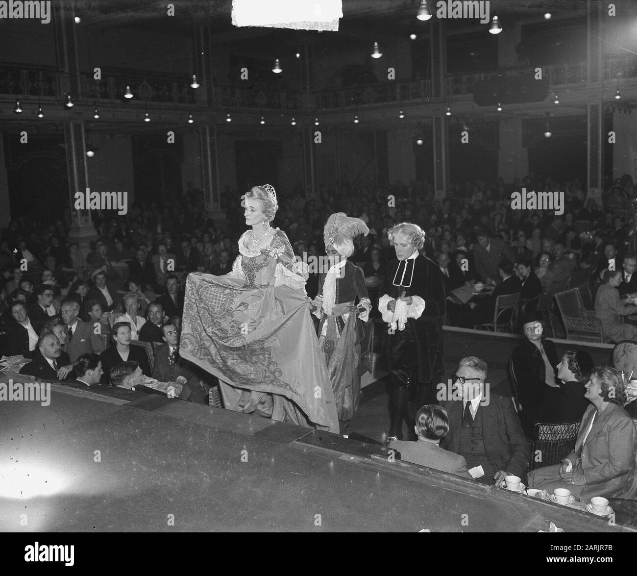 Bijoux et mode au Kurhaus Date: 28 septembre 1948 lieu: La Haye mots clés: Mode, mode montre Nom de l'institution: Kurhaus Banque D'Images