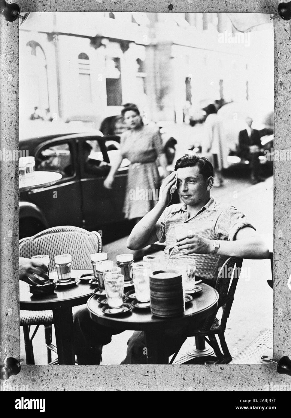 Annotation De Soif : Pronégative. L'homme est assis sueur sur une terrasse de Paris avec un grand nombre de verres à bière. Date: 4 Juillet 1946 Lieu: France Banque D'Images