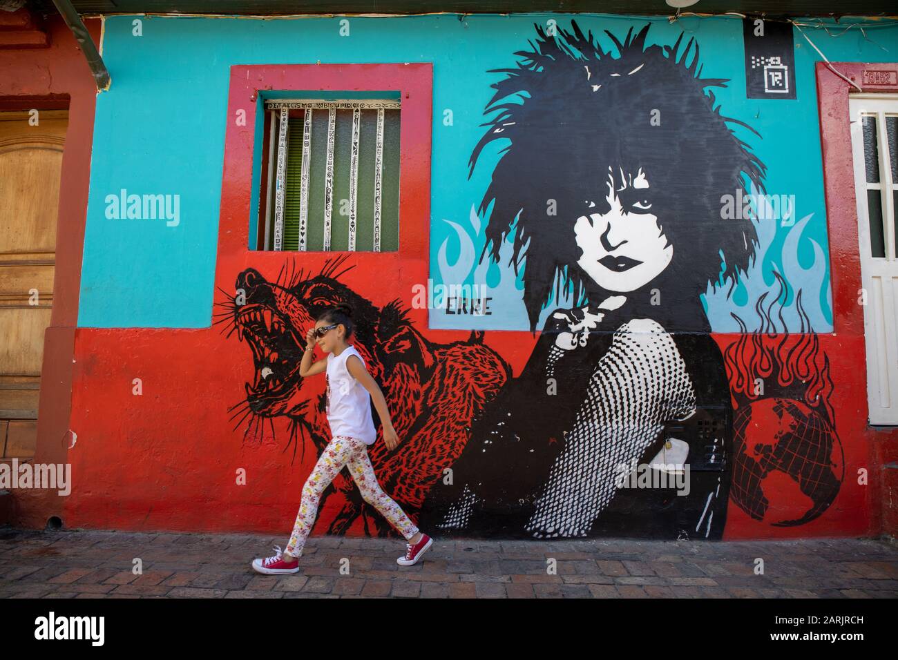 Cette région est connue sous le nom de la Candelaria, Bogota où il y a beaucoup de peintures murales et de graffitis. Ce travail est réalisé par femme Street Artist ERRE. Jeune fille touristique. Banque D'Images