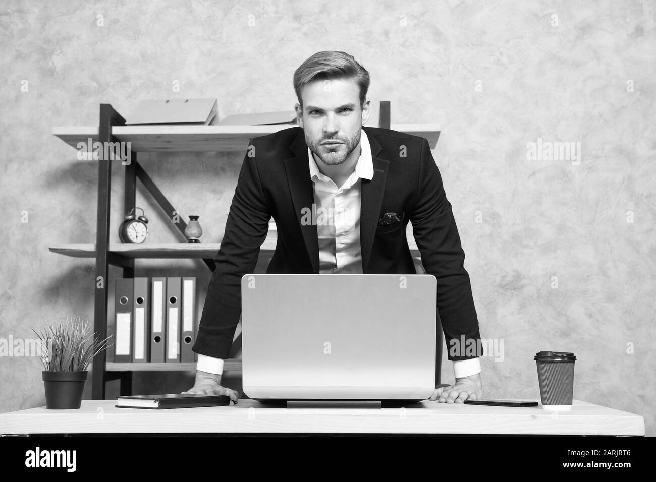 Licencier des employés. Boss sérieux picky looking at camera. Patron avec coffre de mauvaise humeur. Homme barbu strict patron top manager dans le bureau. Chef de concept. Quitter le pouvoir maintenant. N'entrevue d'emploi. Banque D'Images