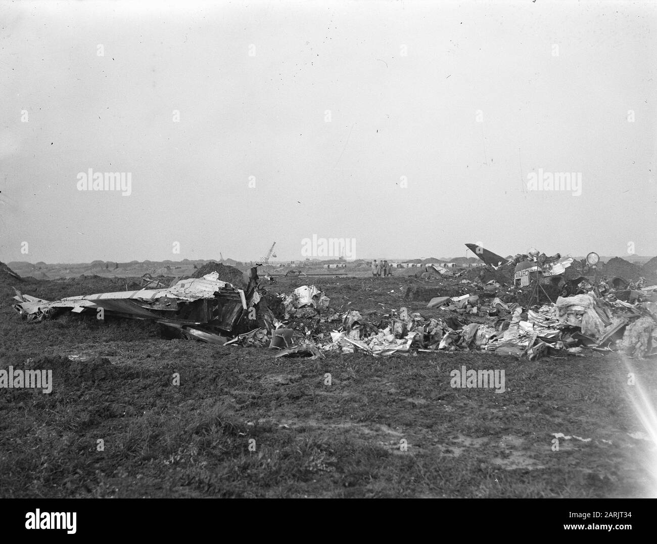 Accident de la route Schiphol. KLM Douglas C-47 pH-TB; Les restes de l'aéronef totalement détruit Date : 15 novembre 1946 lieu : Noord-Holland, Schiphol mots clés : Aviation, accidents, avion Nom de l'établissement : KLM Banque D'Images