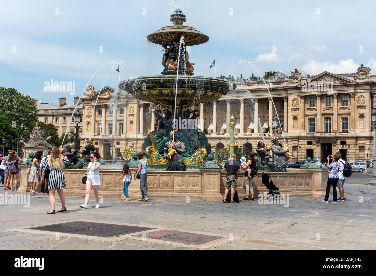 Fontaine des fleuri Sur Place de la Concorde, quartier des Tuileries, Paris, France Banque D'Images