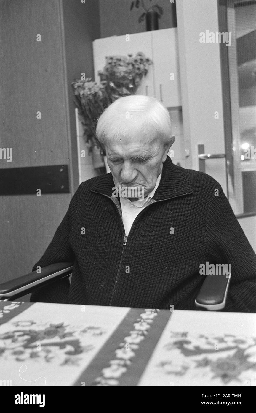 Ancien résident des Pays-Bas, M. Linning qui espère être le 18 septembre 107 ans anniversaires, personnes âgées Date: 14 septembre 1979 lieu: Amsterdam, Noord-Holland mots clés: Personnes âgées, anniversaires Banque D'Images