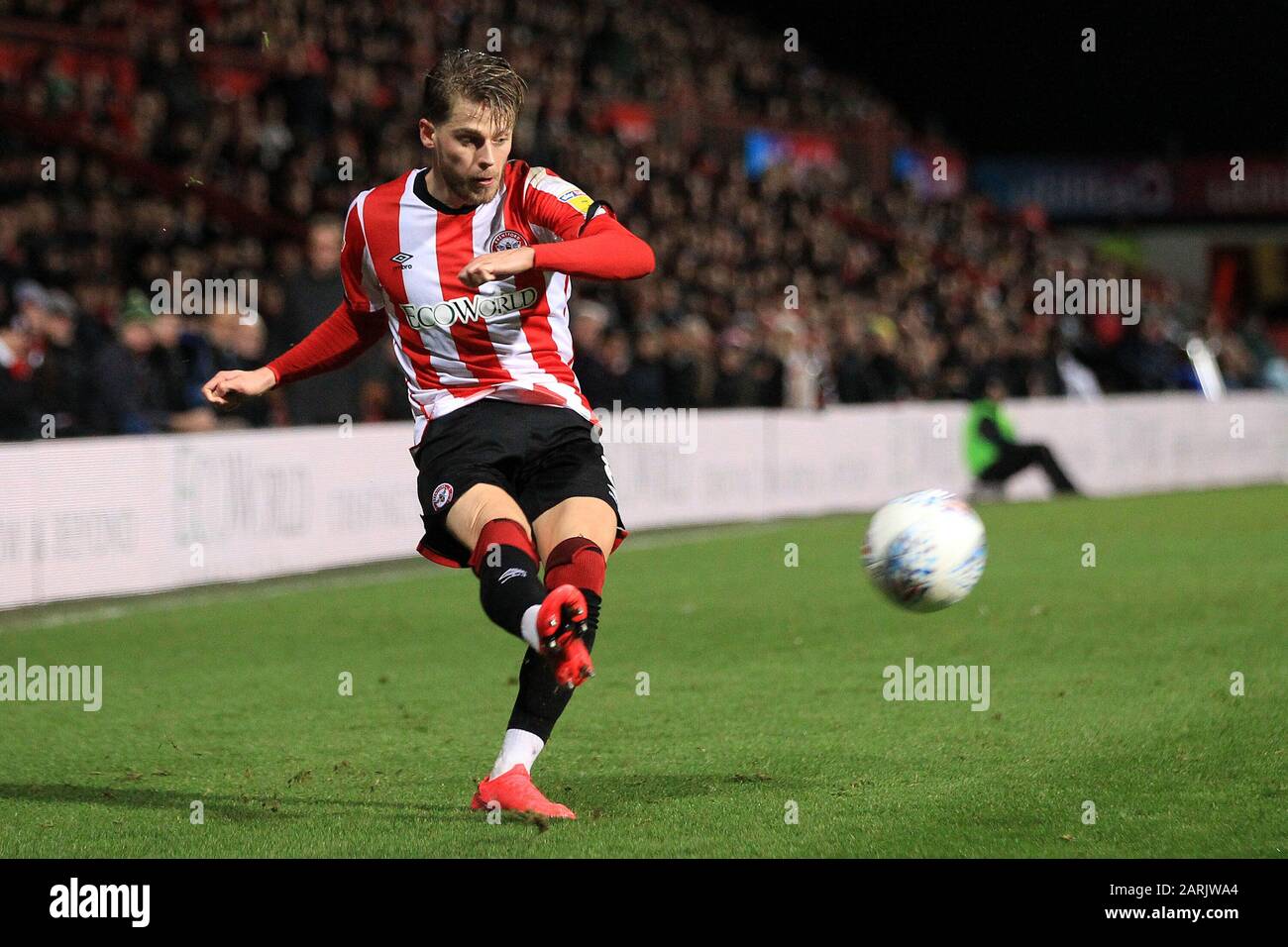 Londres, Royaume-Uni. 28 janvier 2020. Mathias Jensen de Brentford en action. Match de championnat EFL Skybet, Brentford / Nottingham Forest au stade Griffin Park à Londres le mardi 28 janvier 2020. Cette image ne peut être utilisée qu'à des fins éditoriales. Utilisation éditoriale uniquement, licence requise pour une utilisation commerciale. Aucune utilisation dans les Paris, les jeux ou une seule édition de club/ligue/joueur. Pic par Steffan Bowen/Andrew Orchard sports photographie/Alay Live news crédit: Andrew Orchard sports photographie/Alay Live News Banque D'Images