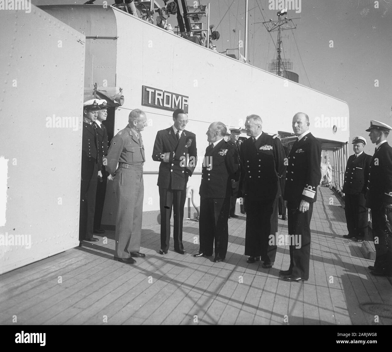 Visite des manouèvres de la flotte Montgomery et Prince Bernhard Date : 6 juillet 1949 mots clés : manoeuvres de la flotte, visites Nom personnel : Bernhard, prince, Montgomery, Bernard Banque D'Images