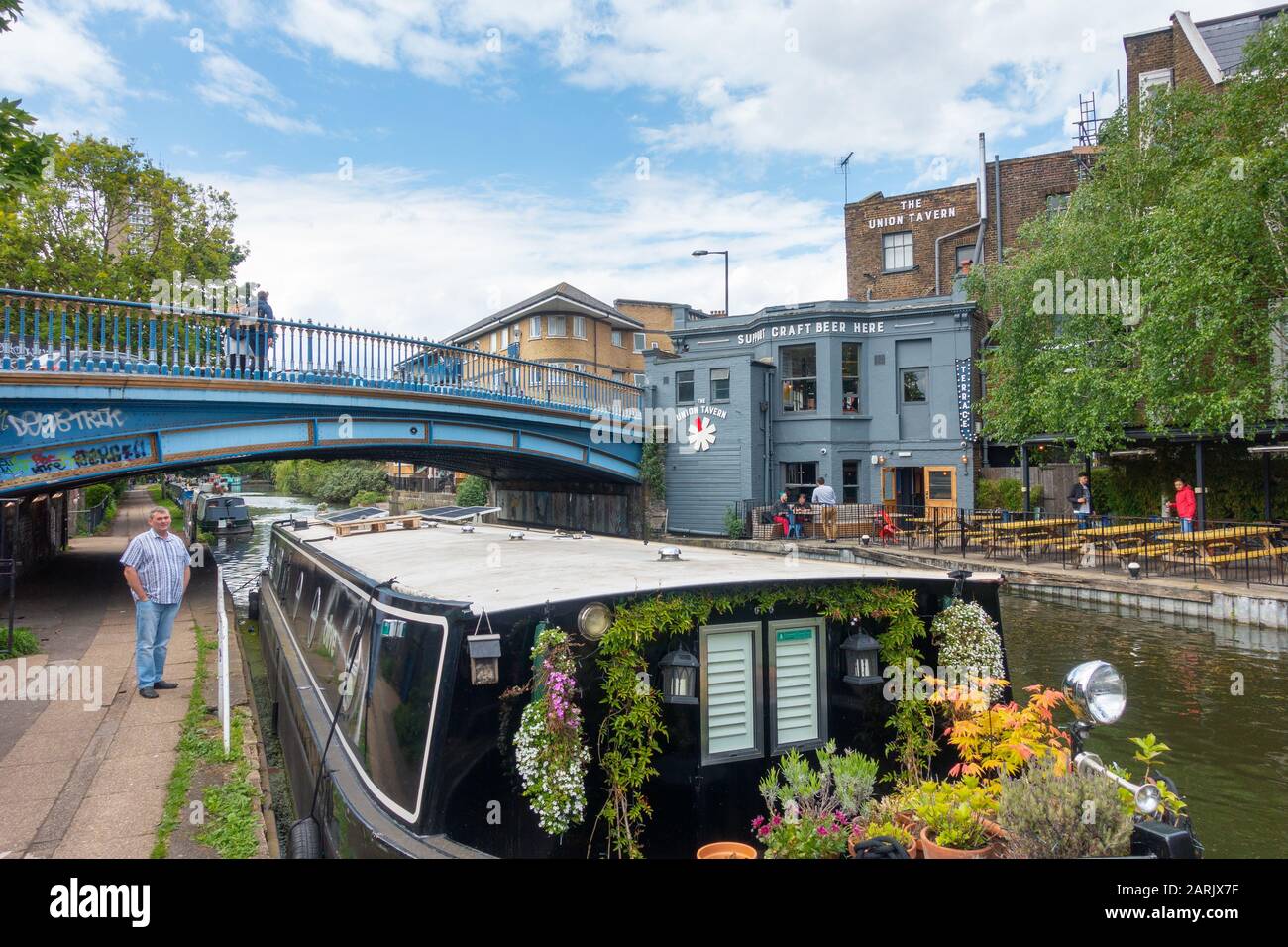 Le pub Union Tavern sur le canal Regen, près du pont Great Western Road, Londres, Royaume-Uni. Narrowboat en premier plan. Banque D'Images