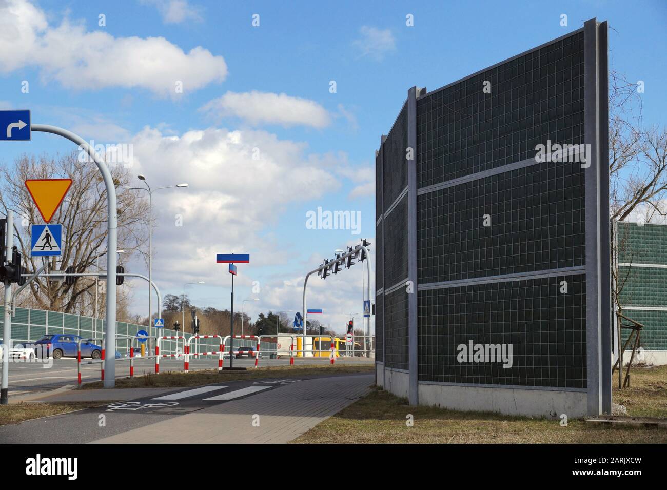 Protection des résidents contre le bruit généré par le trafic automobile. Des barrières acoustiques élevées dans la ville. Banque D'Images