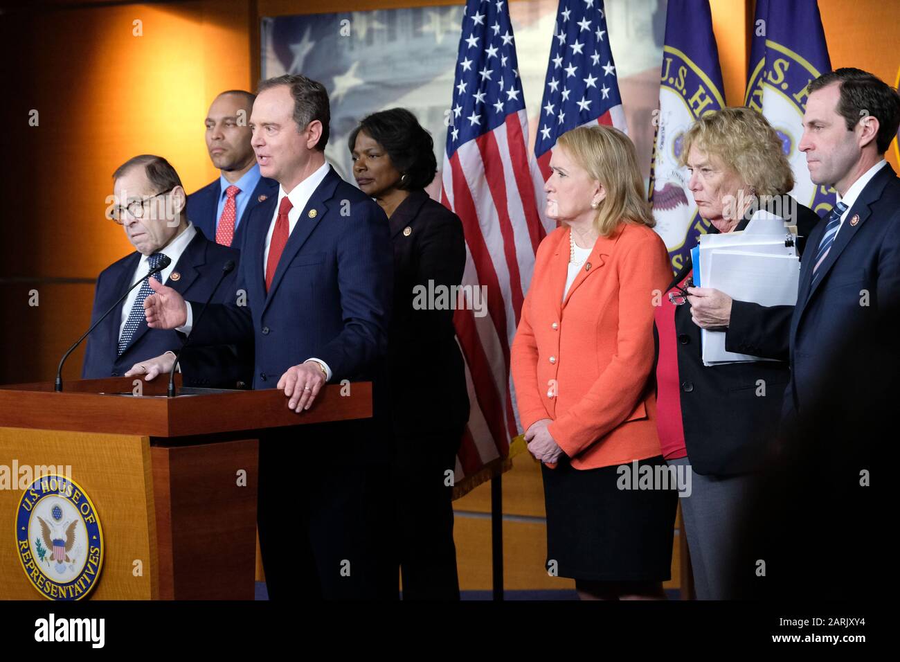 Washington, États-Unis. 28 janvier 2020. Le directeur de la destitution de la maison, Rép. Adam Schiff, s'adresse aux autres directeurs démocrates lors d'une conférence de presse à Capitol Hill le mardi 28 janvier 2020. L'équipe de défense de la destitution du président Trump s'est enroulée et le procès se poursuivra mercredi. Photo d'Alex Wroblewski/UPI crédit: UPI/Alay Live News Banque D'Images