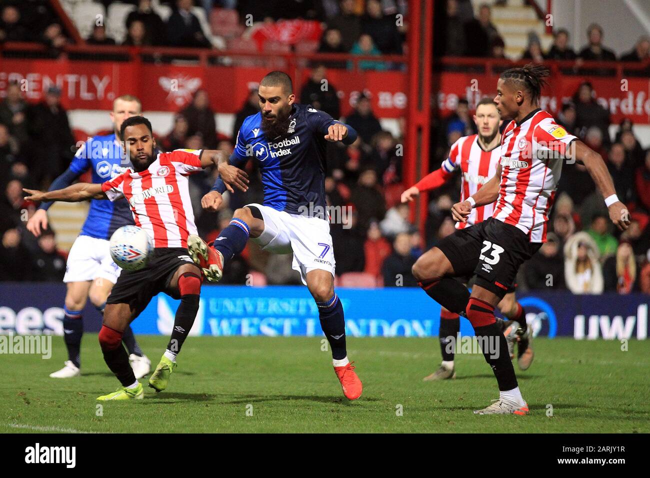 Londres, Royaume-Uni. 28 janvier 2020. Lewis Grabban de la forêt de Nottingham (c) prend un coup de feu à l'objectif. Match de championnat EFL Skybet, Brentford / Nottingham Forest au stade Griffin Park à Londres le mardi 28 janvier 2020. Cette image ne peut être utilisée qu'à des fins éditoriales. Utilisation éditoriale uniquement, licence requise pour une utilisation commerciale. Aucune utilisation dans les Paris, les jeux ou une seule édition de club/ligue/joueur. Pic par Steffan Bowen/Andrew Orchard sports photographie/Alay Live news crédit: Andrew Orchard sports photographie/Alay Live News Banque D'Images