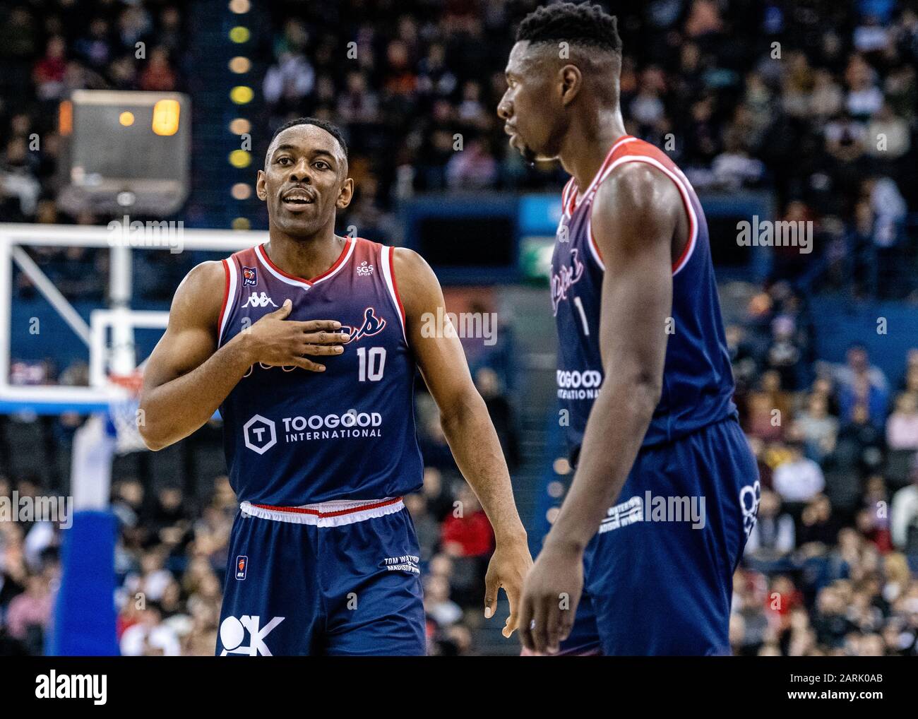 Birmingham, Royaume-Uni, 26/01/2020. Bbl: Finale de coupe à Arena Birmingham Une excellente finale de coupe MenÕs avec Bristol Flyers contre Worcester Wolves. Bristol Flyers Raphell Thomas-Edwards (10) et Daniel Eddzie (01) pendant le jeu. (c)pmgimaging Banque D'Images