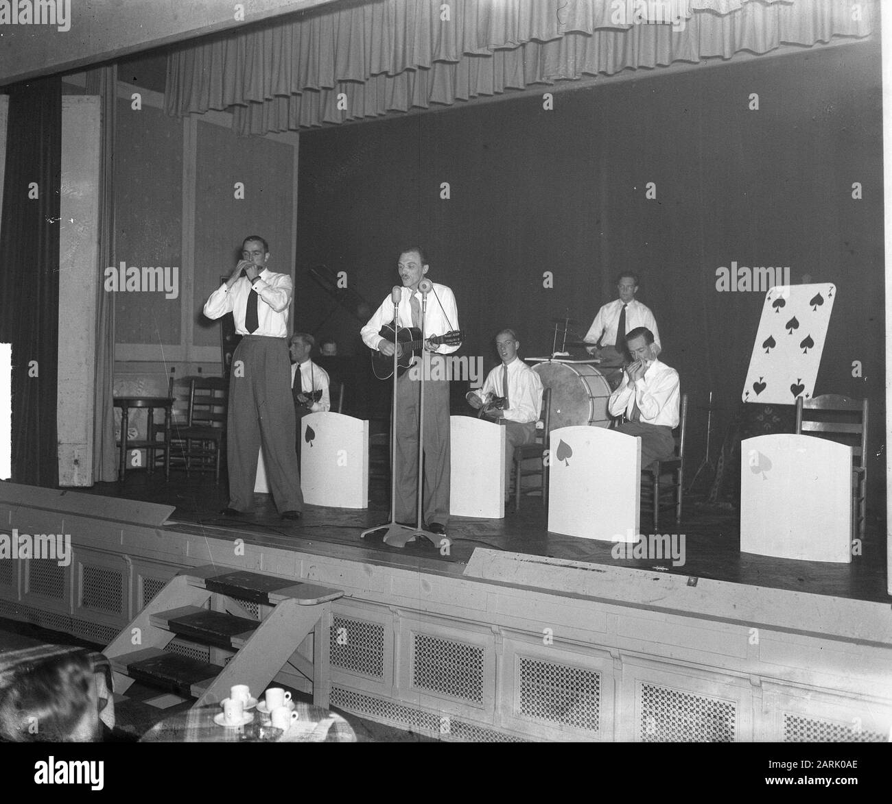RVD 5 ans Party in Pulchie Studio Date: 16 septembre 1950 mots clés: Festivals Nom de l'institution: Pulchristudio Banque D'Images
