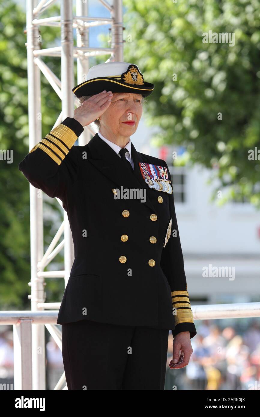 HRH la princesse Royale, la princesse Anne, qui participe à l'événement de la Journée nationale des forces armées de Salisbury en 2019. Les Flèches rouges ont assisté à un défilé des forces armées autour de Salisbury. Banque D'Images