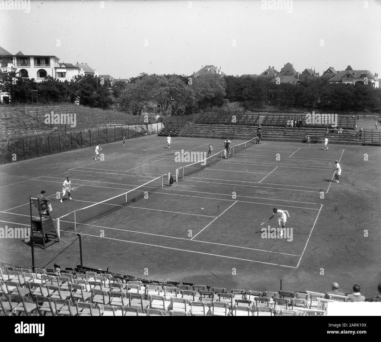 Match international de tennis Noordwijk aperçu Date: 4 juin 1951 lieu: Noordwijk mots clés: Vues d'ensemble, jeux de tennis Banque D'Images