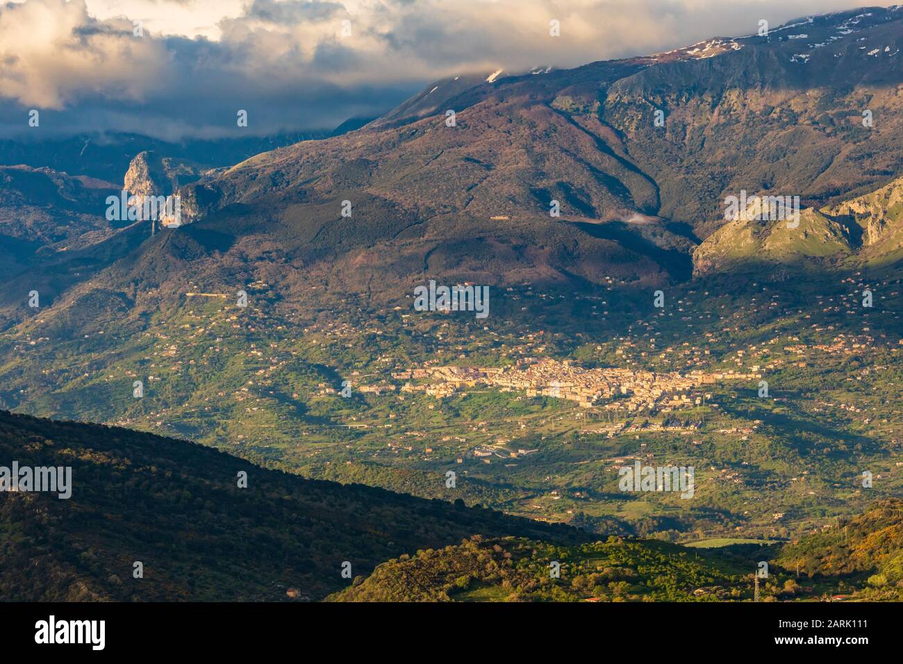 Italie, Sicile, Province De Palerme, Pollina. Vue sur la chaîne de montagnes de Madonie et le parc naturel régional de Madonie, qui fait partie du réseau mondial géoparcs de l'UNESCO Banque D'Images