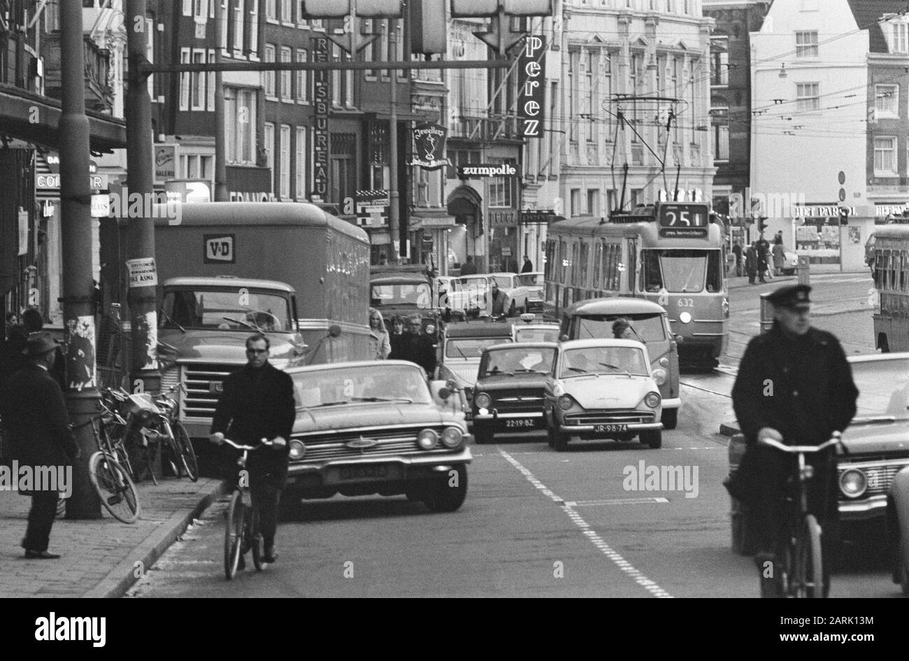 Circulation routière à Amsterdam Date: 23 décembre 1966 lieu: Amsterdam, Noord-Holland mots clés: Traffic PRUSTICE Banque D'Images