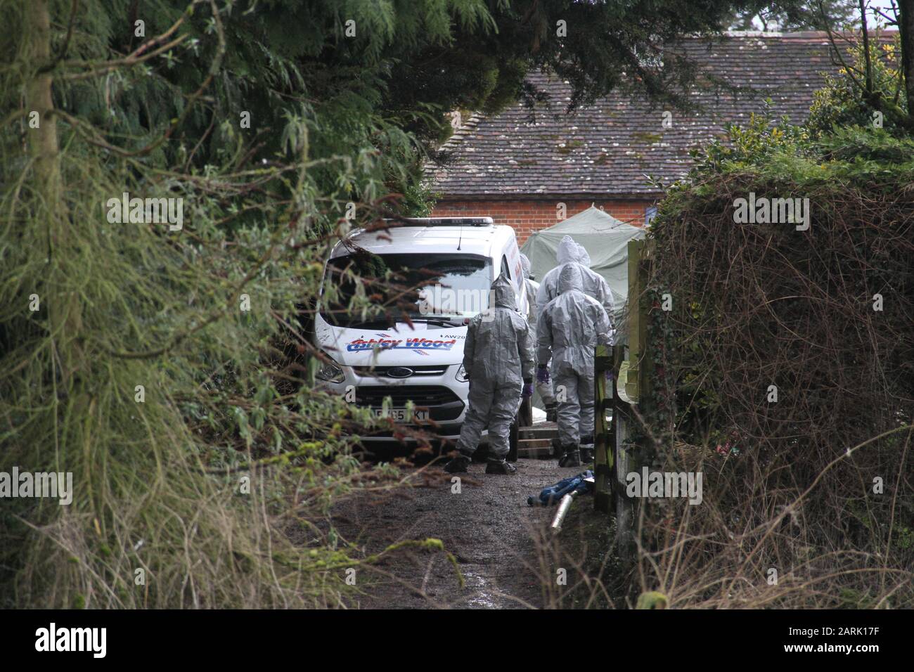 Les intervenants des services d'urgence pendant l'incident de Salisbury Novichok. Porter des combinaisons hazmat se préparant à enlever un véhicule du village de Winterslow qui a été potentiellement contaminé par Novichok après l'incident russe Spy de Sergei Skripal et de sa fille Yulia. Empoisonnements à Salisbury Banque D'Images