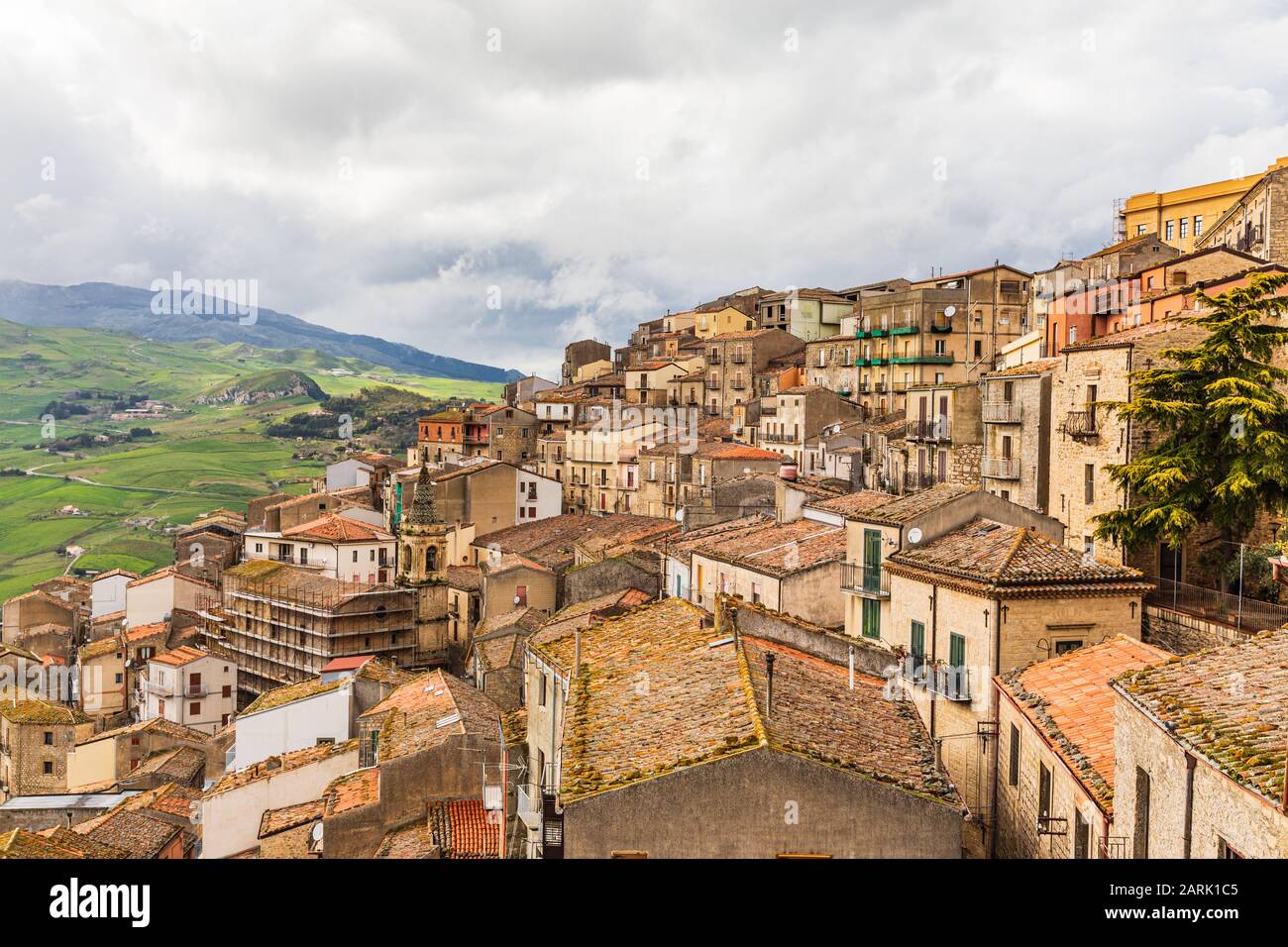 Italie, Sicile, Province De Palerme, Gangi. Vue sur la ville de Gangi dans les montagnes de la Sicile. Banque D'Images
