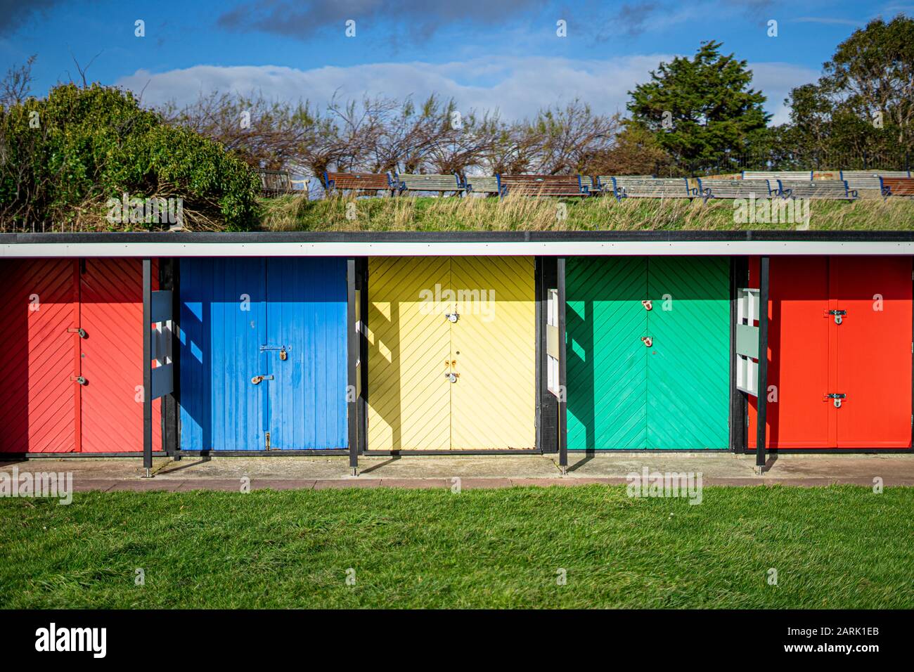 Une rangée de cabanes de plage en bois colorées sur une plage britannique, Southsea UK Banque D'Images