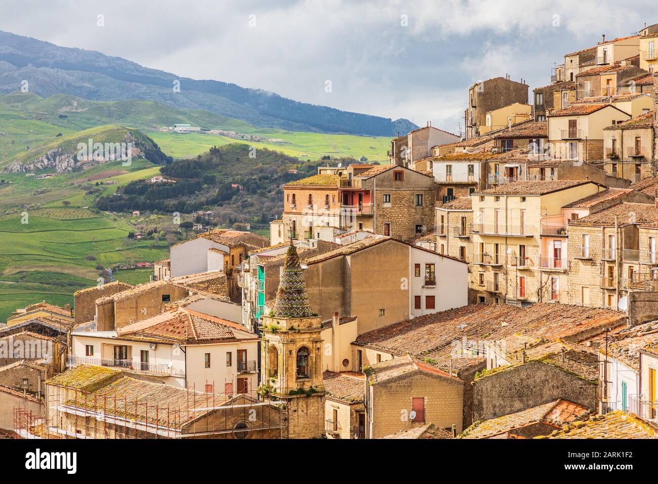 Italie, Sicile, Province De Palerme, Gangi. Vue sur la ville de Gangi dans les montagnes de la Sicile. Banque D'Images