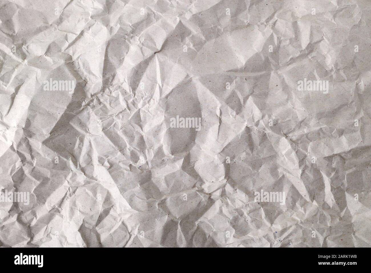 Texture du papier d'emballage gris froissé. Arrière-plan du papier d'emballage froissé. Papier froissé gris vide. Espace de copie. Vue de dessus. Banque D'Images