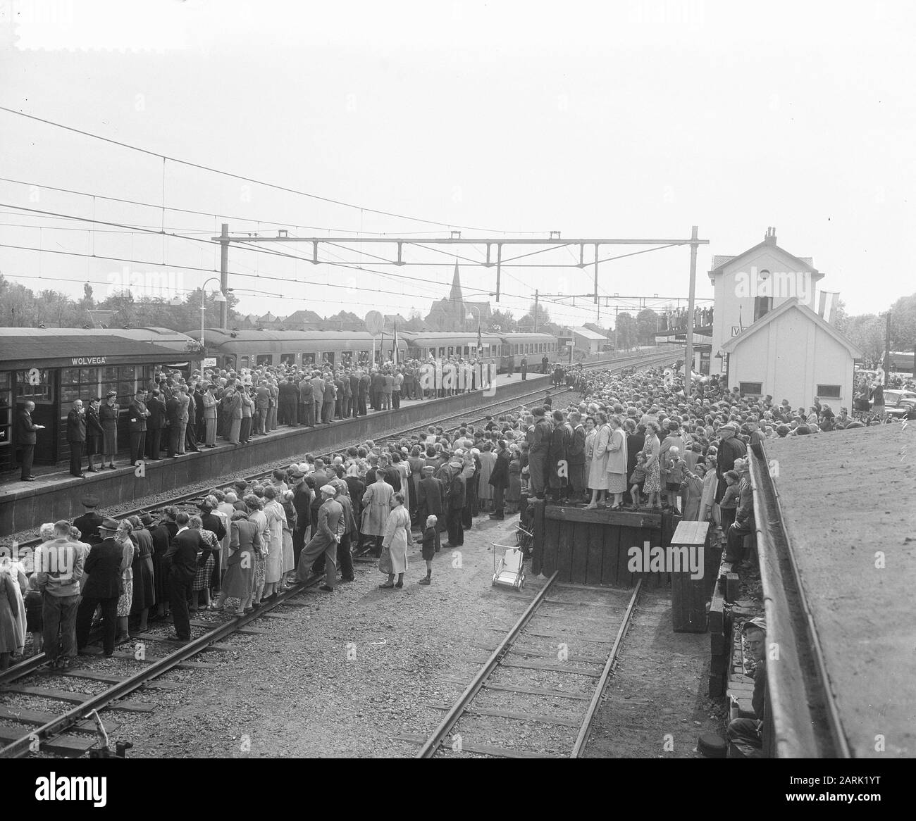 Chemin de fer électrification Zwolle-Leeuwarden-Groningue. Dernier trajet du train diesel Date: 17 mai 1952 lieu: Grouw mots clés: Public, chemins de fer, trains Nom de l'établissement: NS Banque D'Images