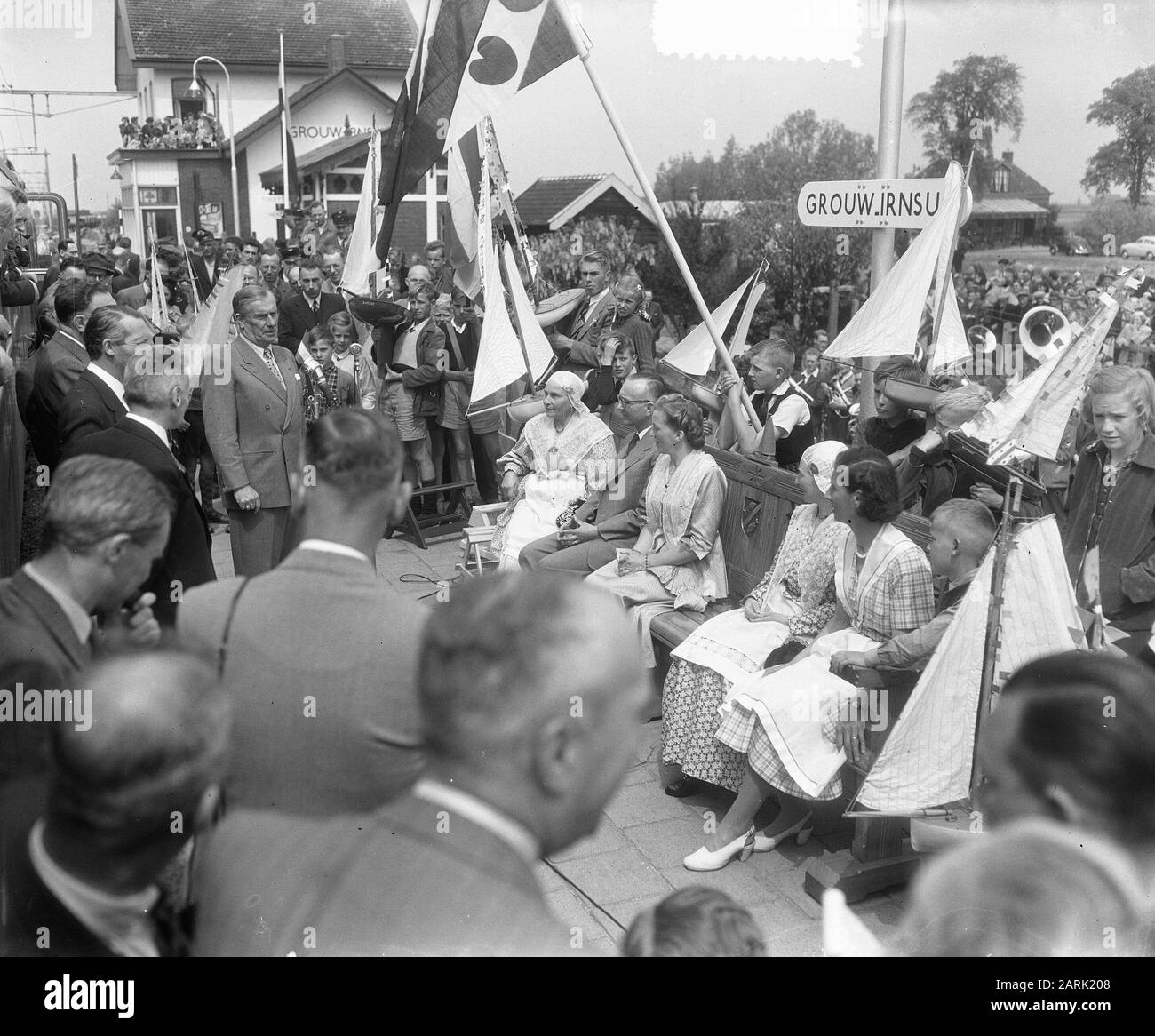 Chemin de fer électrification Zwolle-Leeuwarden-Groningue. Dernier trajet du train diesel Date: 17 mai 1952 lieu: Grouw mots clés: Public, chemins de fer, trains Nom de l'établissement: NS Banque D'Images