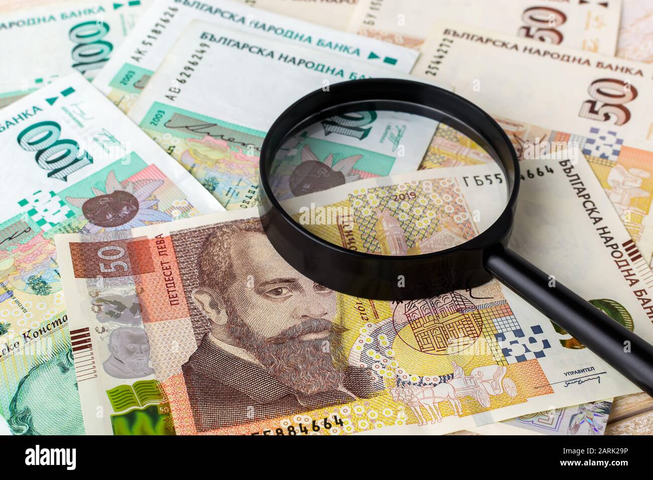 Loupe sur les billets de lev bulgares. Vérifiez l'authenticité de l'argent. Concept de richesse, de pauvreté et de contrefaçon de monnaie. Vue de face. Banque D'Images