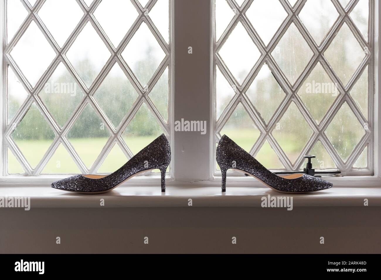 soudoes les chaussures de mariage sur le joint de fenêtre rétroéclairé Banque D'Images