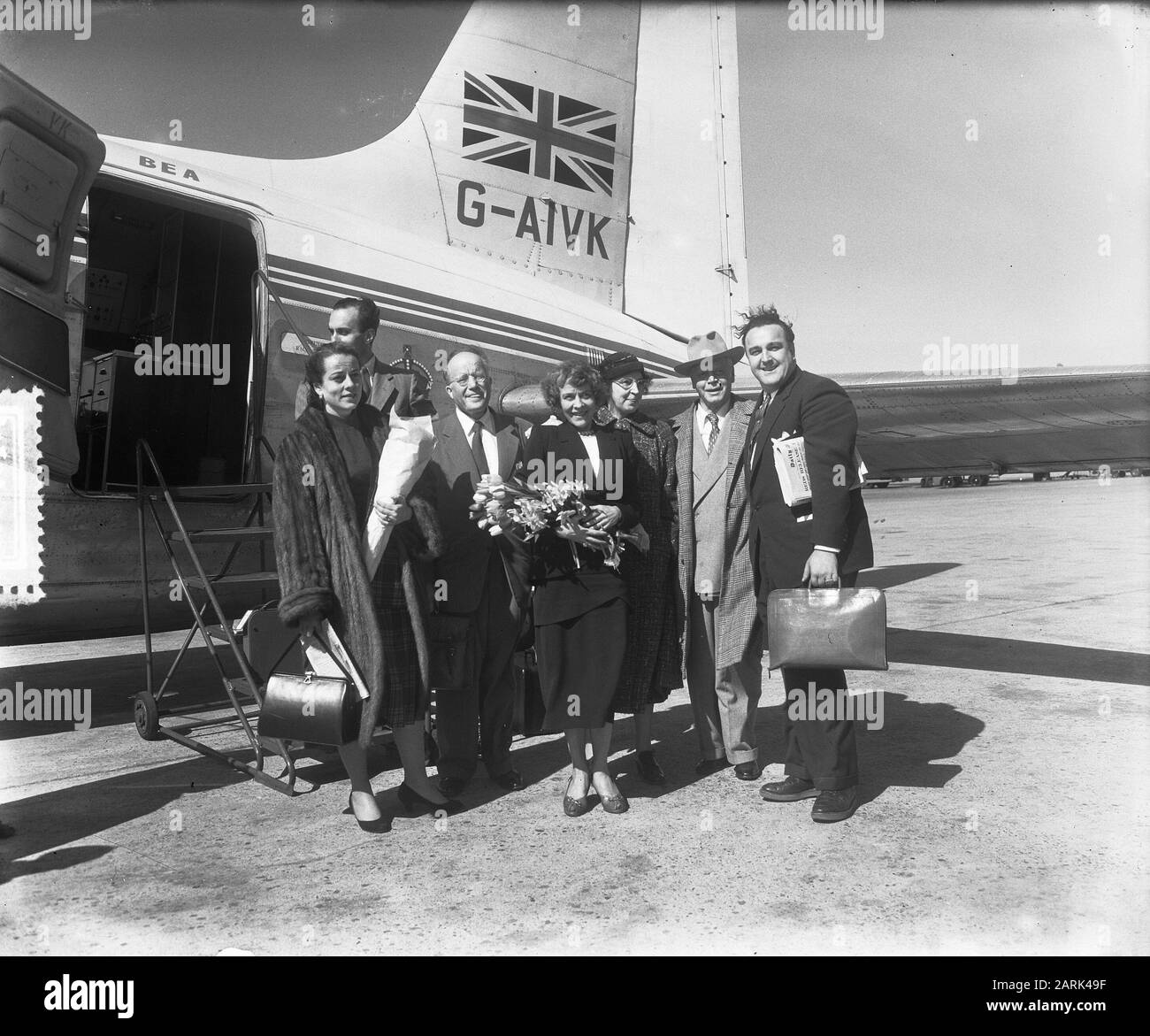 Midway Landing journaliste américain de Russie à Schiphol Date: 10 avril 1953 lieu: Amsterdam, Noord-Holland mots clés: Journalistes, escales, aéroports Nom de l'institution: Schiphol Banque D'Images