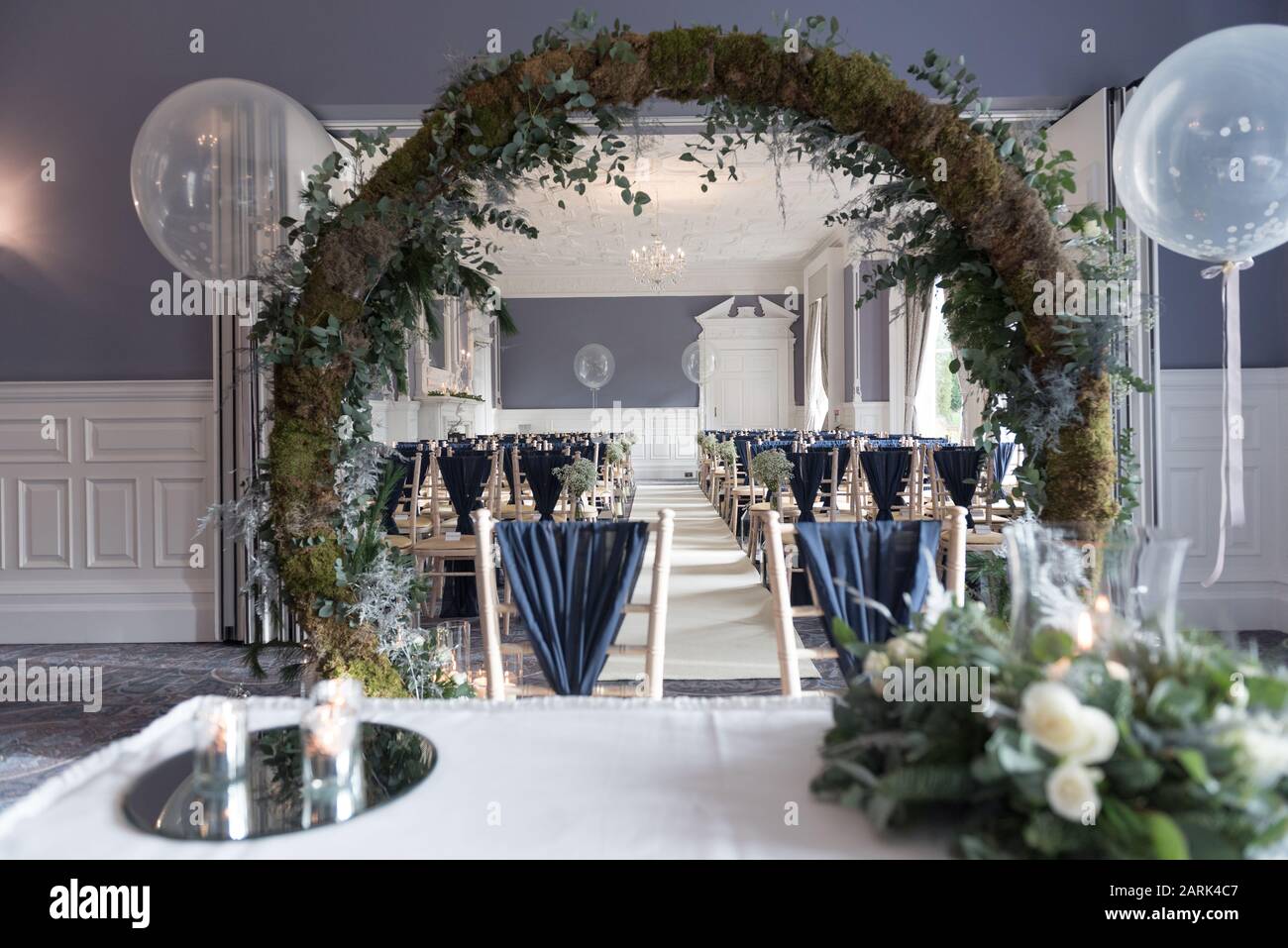 salle de cérémonie pour les mariages avec fleurs et pansements bleu foncé Banque D'Images