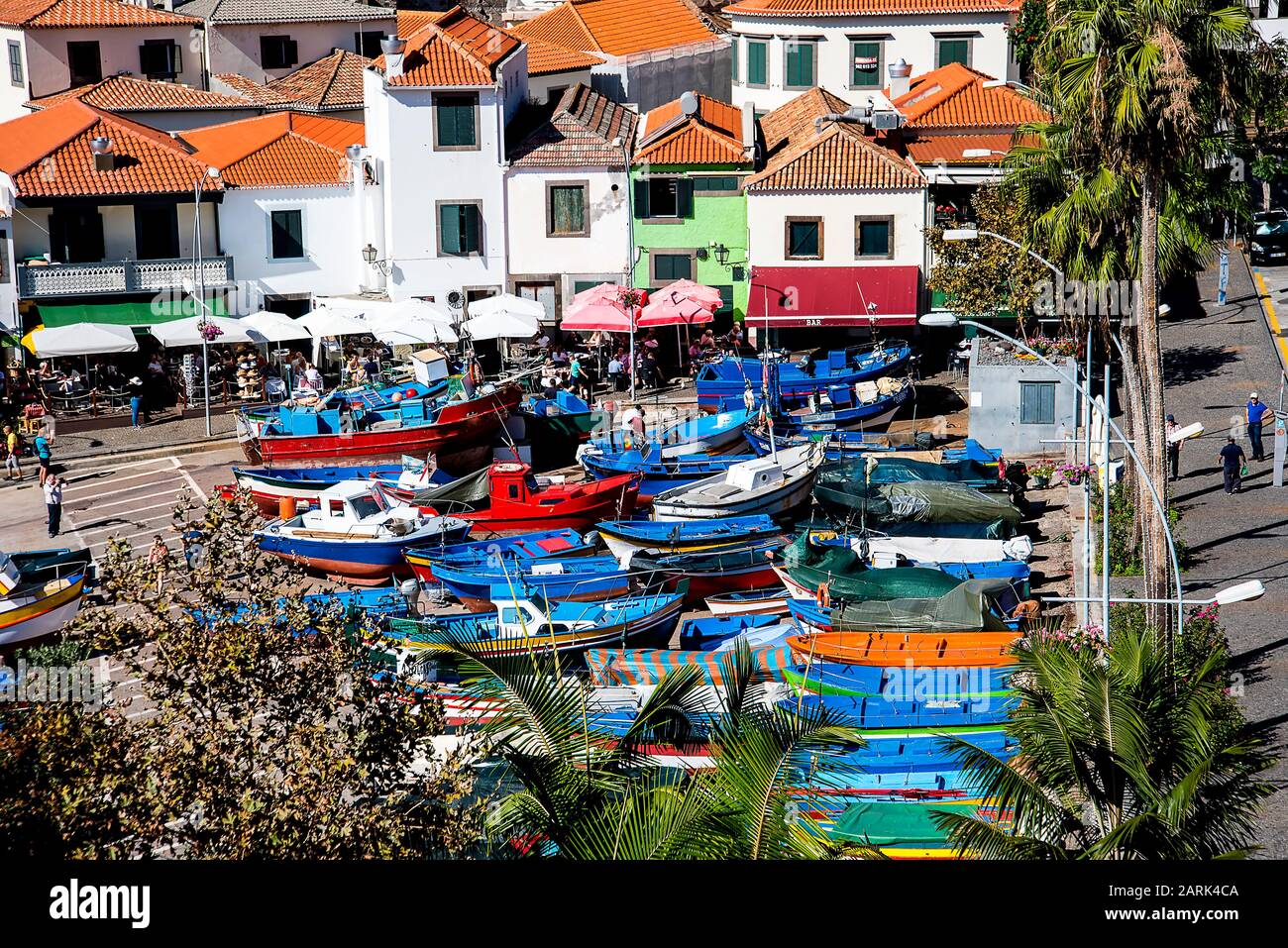 Camara de Lobos est un pittoresque village de pêcheurs avec de hautes falaises près de la ville de Funchal à Madère . Winston Churchill aimait à peindre ce village Banque D'Images