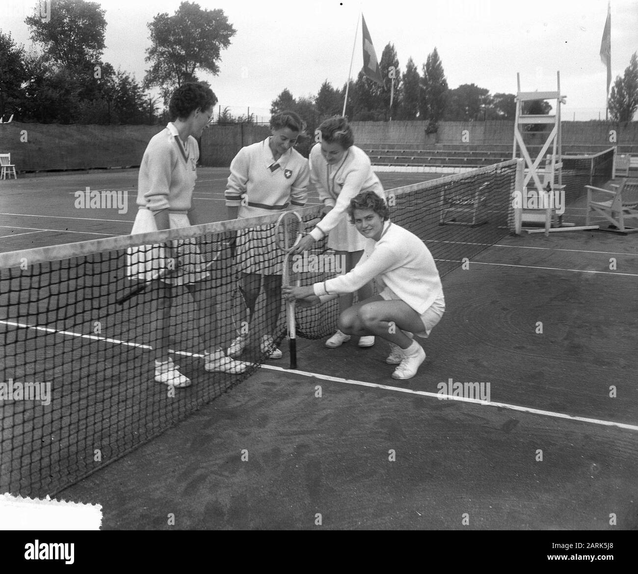 Match de tennis Pays-Bas contre la Suisse Date: 12 septembre 1953 mots clés: Sport, tennis Banque D'Images