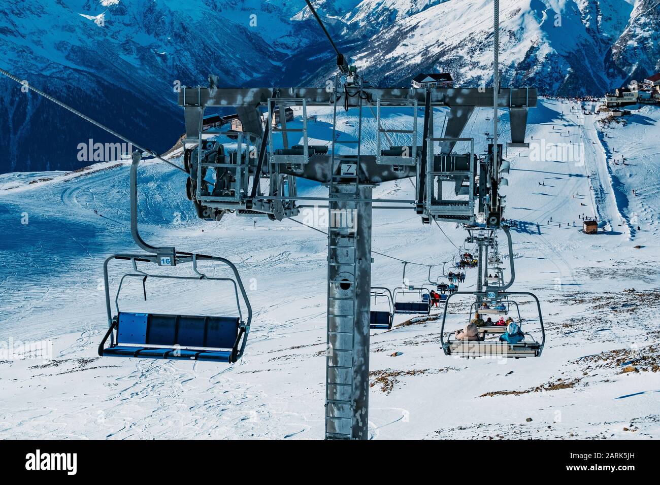 Télécabine dans la station de ski de montagne en hiver, journée ensoleillée Banque D'Images