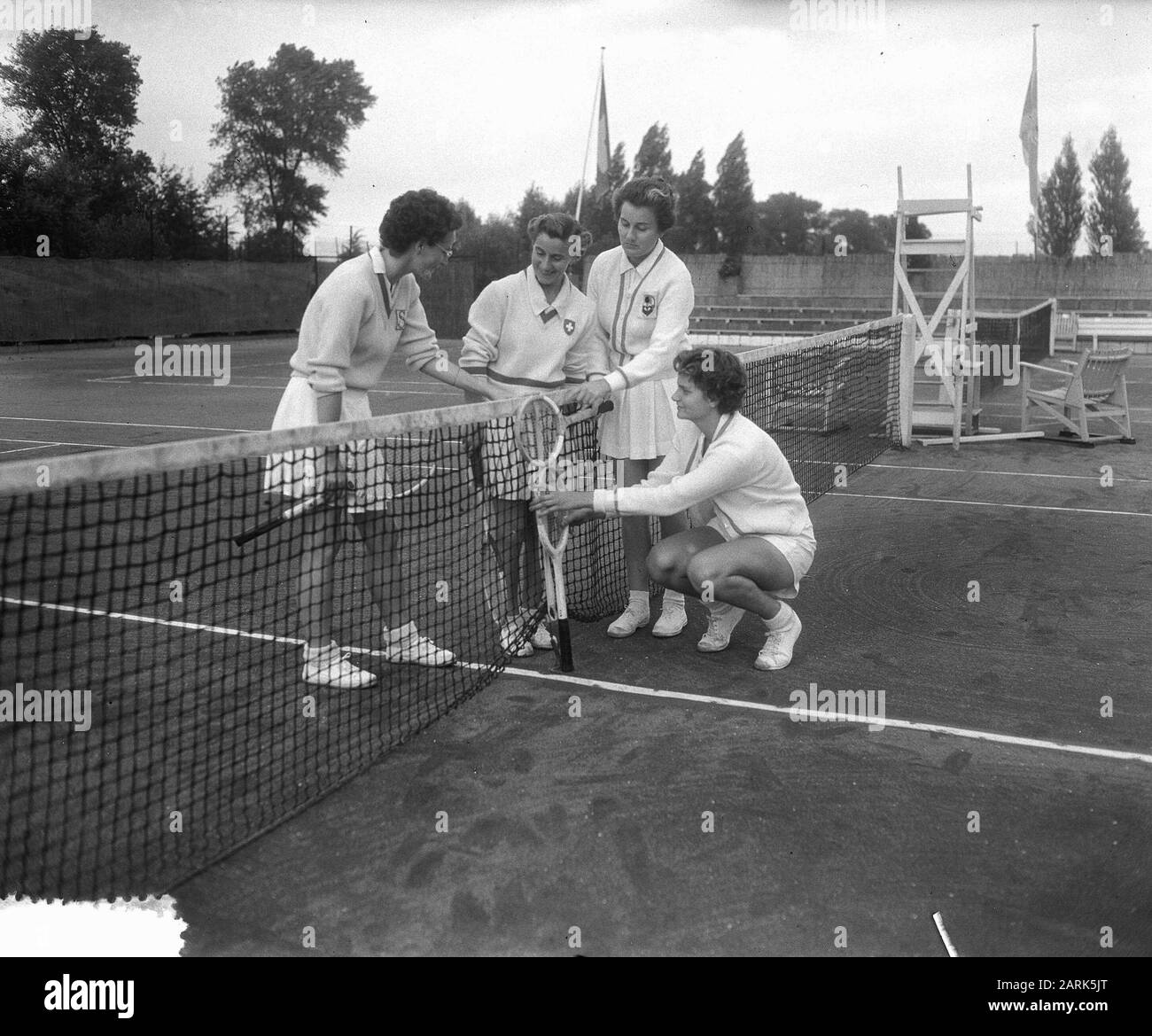 Match de tennis Pays-Bas contre la Suisse Date: 12 septembre 1953 mots clés: Sport, tennis Banque D'Images