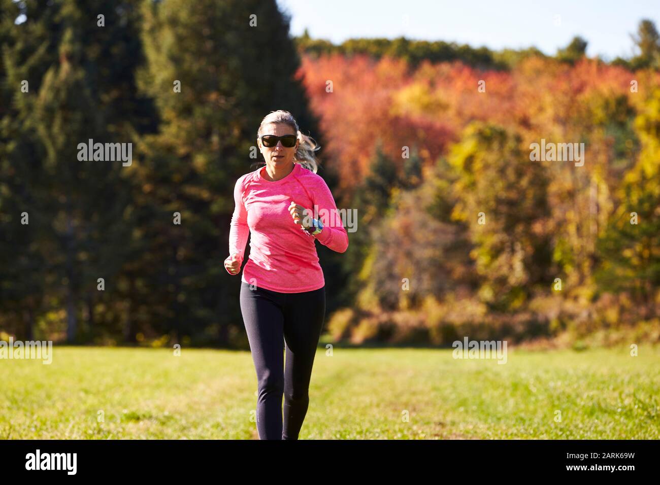 Un gros plan d'une piste femme qui court un jour d'automne. Banque D'Images