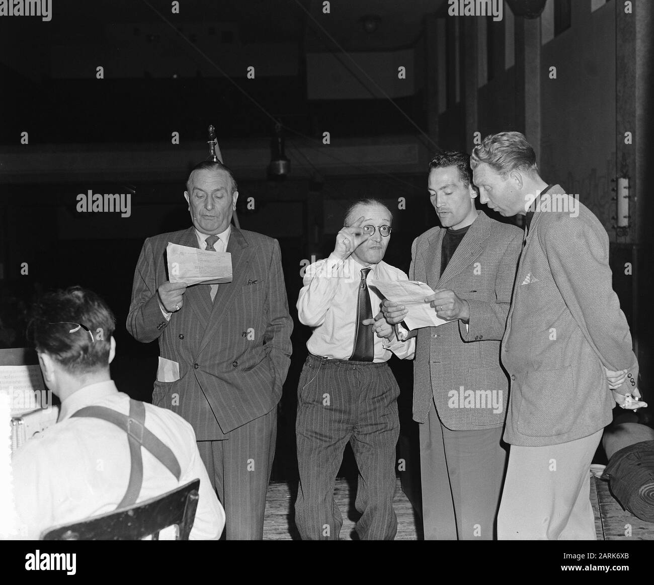 Tour de France cavaliers Henk Taanhof et Hein van Breene chanter pour des disques gramophone pour l'action de la tuile du Fonds Reine Wilhemina Date: 2 juillet 1954 mots clés: GRAMPHOON PLATS Nom De La Personne: Hein van Breenen, Henk Taanhof, Koningin Wilhemina Fonds Banque D'Images