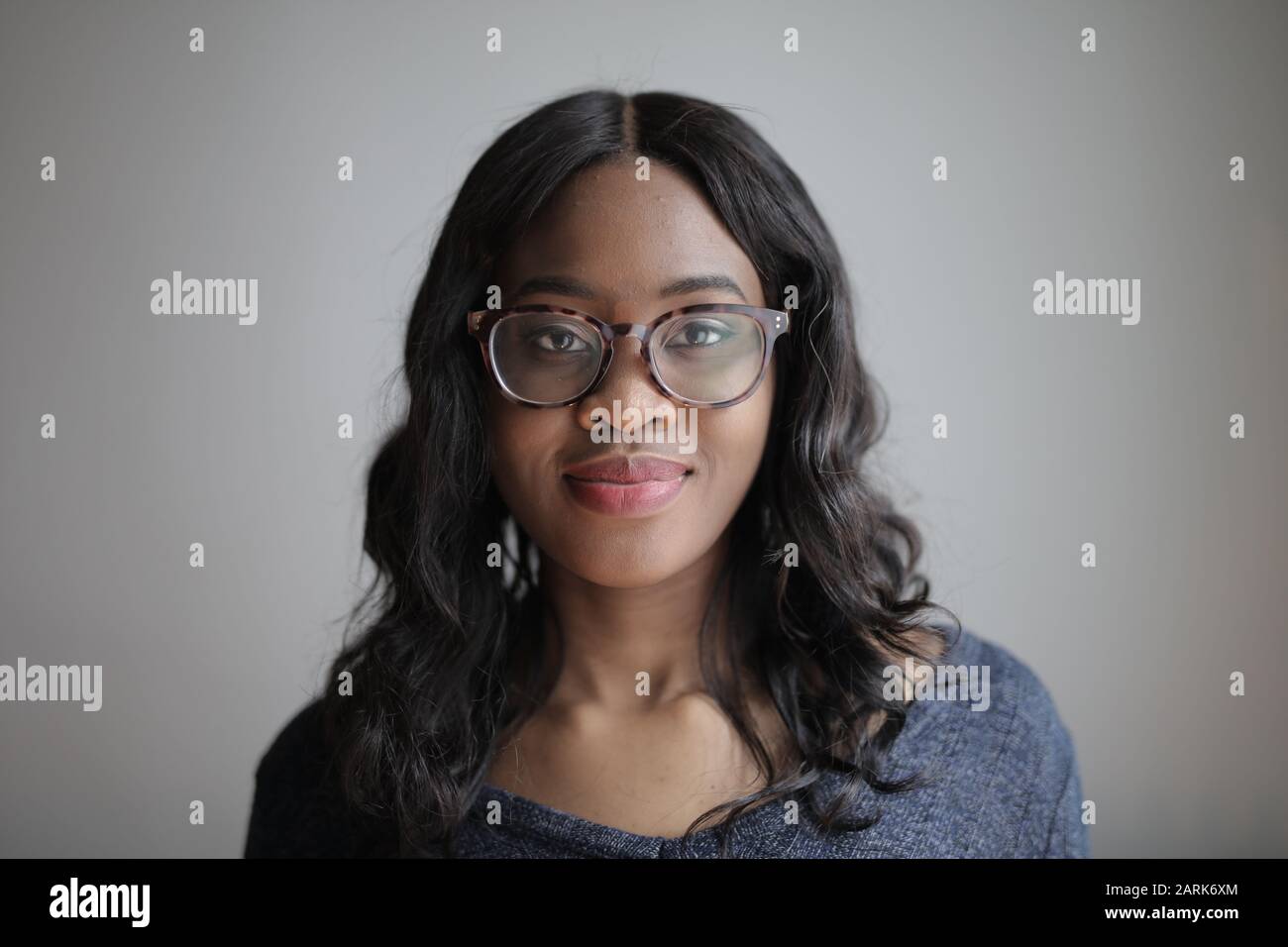 portrait d'une jeune femme noire Banque D'Images