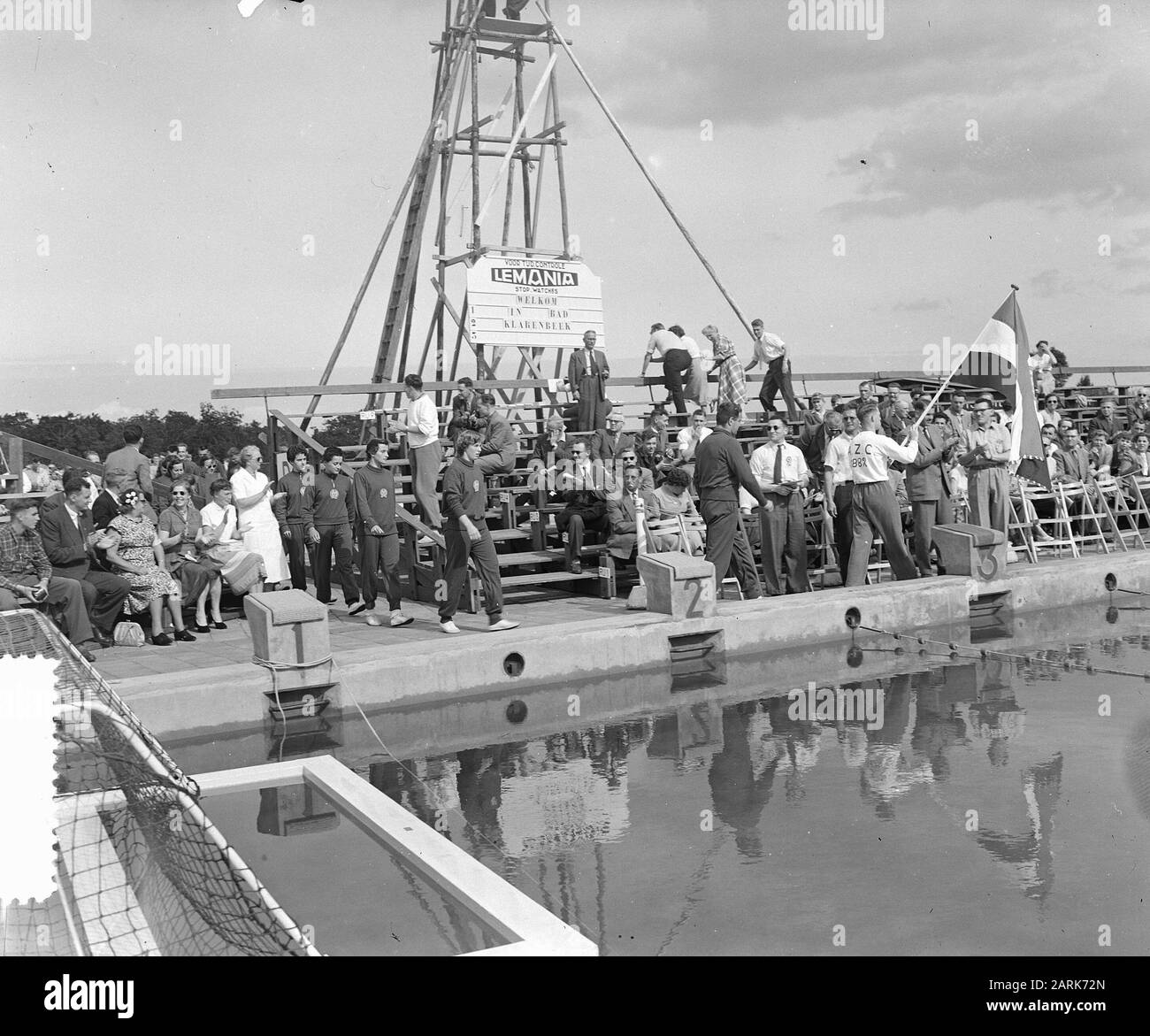 Natation Pays-Bas Hongrie, participants à la parade du drapeau Date: 10 juillet 1954 lieu: Hongrie, Pays-Bas mots clés: Natation, participants, parades du drapeau Banque D'Images