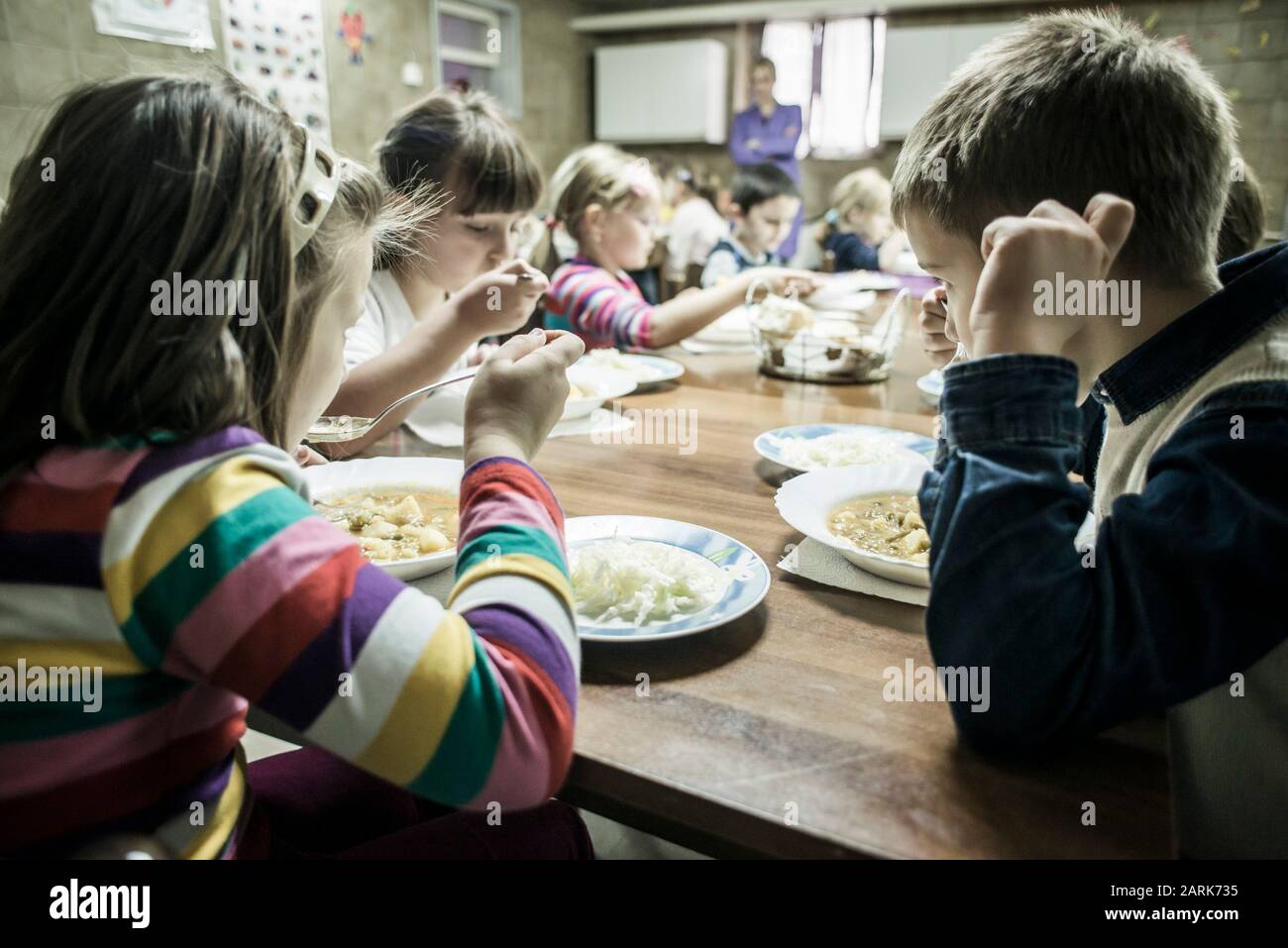 Les enfants dînent à l'école maternelle. Banque D'Images