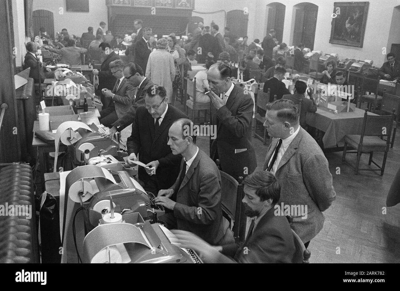 Élections, personnes derrière les machines de télex Date: 1 juin 1966 mots clés: TELEXMACHINES, ÉLECTIONS Banque D'Images Élections, personnes derrière les machines de télex Date: 1 juin 1966 mots clés: TELEXMACHINES, ÉLECTIONS Banque D'Images