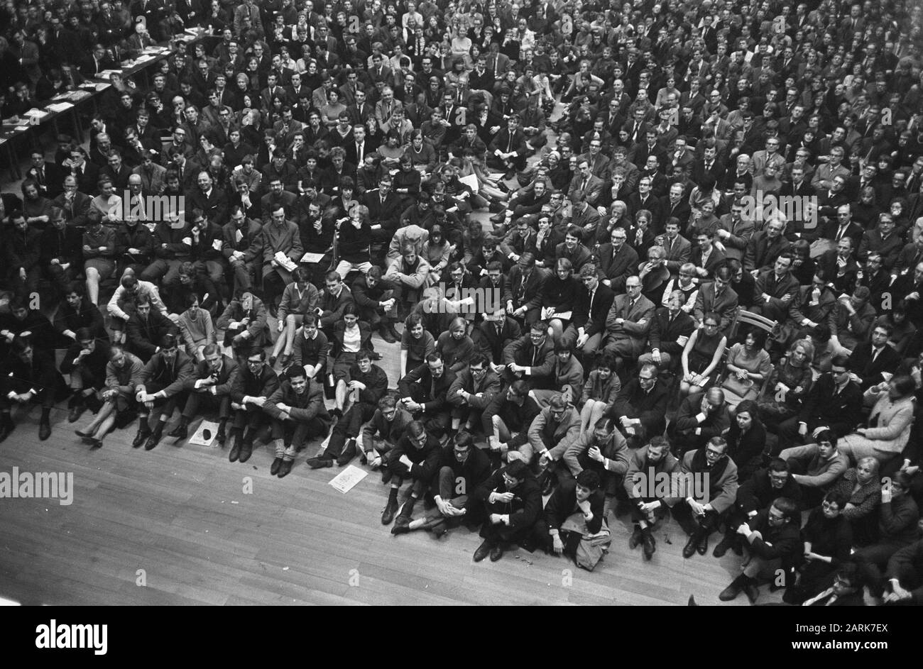 Élections Teach-In à Koopmansbeurs de ASVA, une salle bondée Date: 10 février 1967 mots clés: Élections Nom de l'institution: ASVA, Koopmansbeurs Banque D'Images